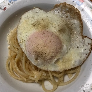 目玉焼きのせチーズパスタ